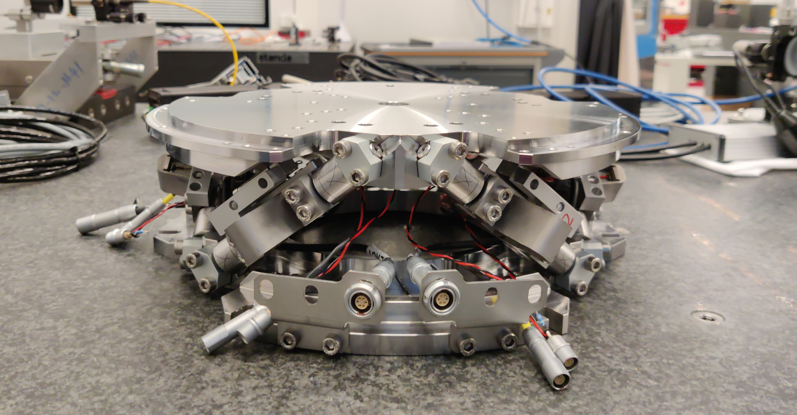 nano_hexapod_mounted.jpg